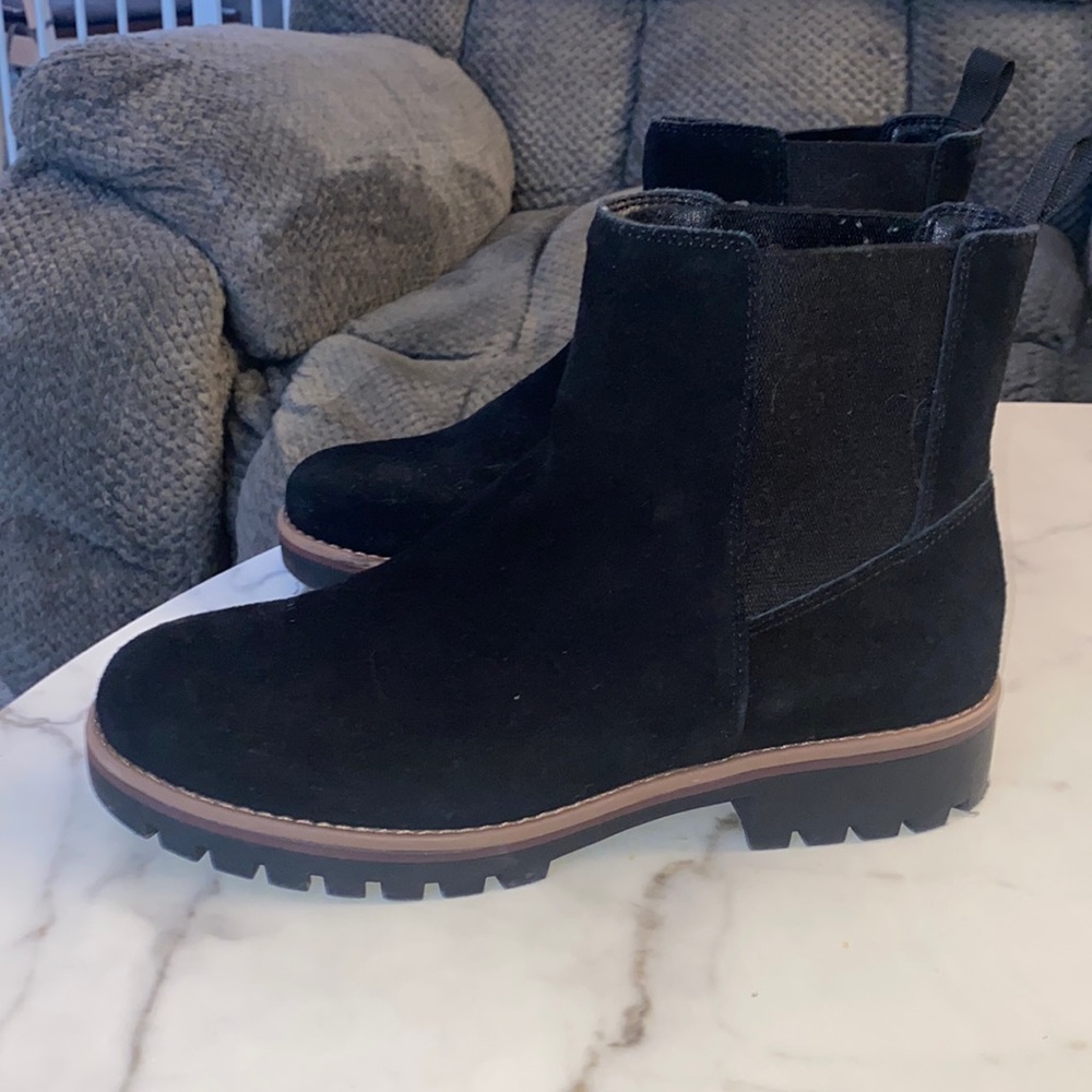 Black Suede Chelsea boots size 8, Crown Vintage
